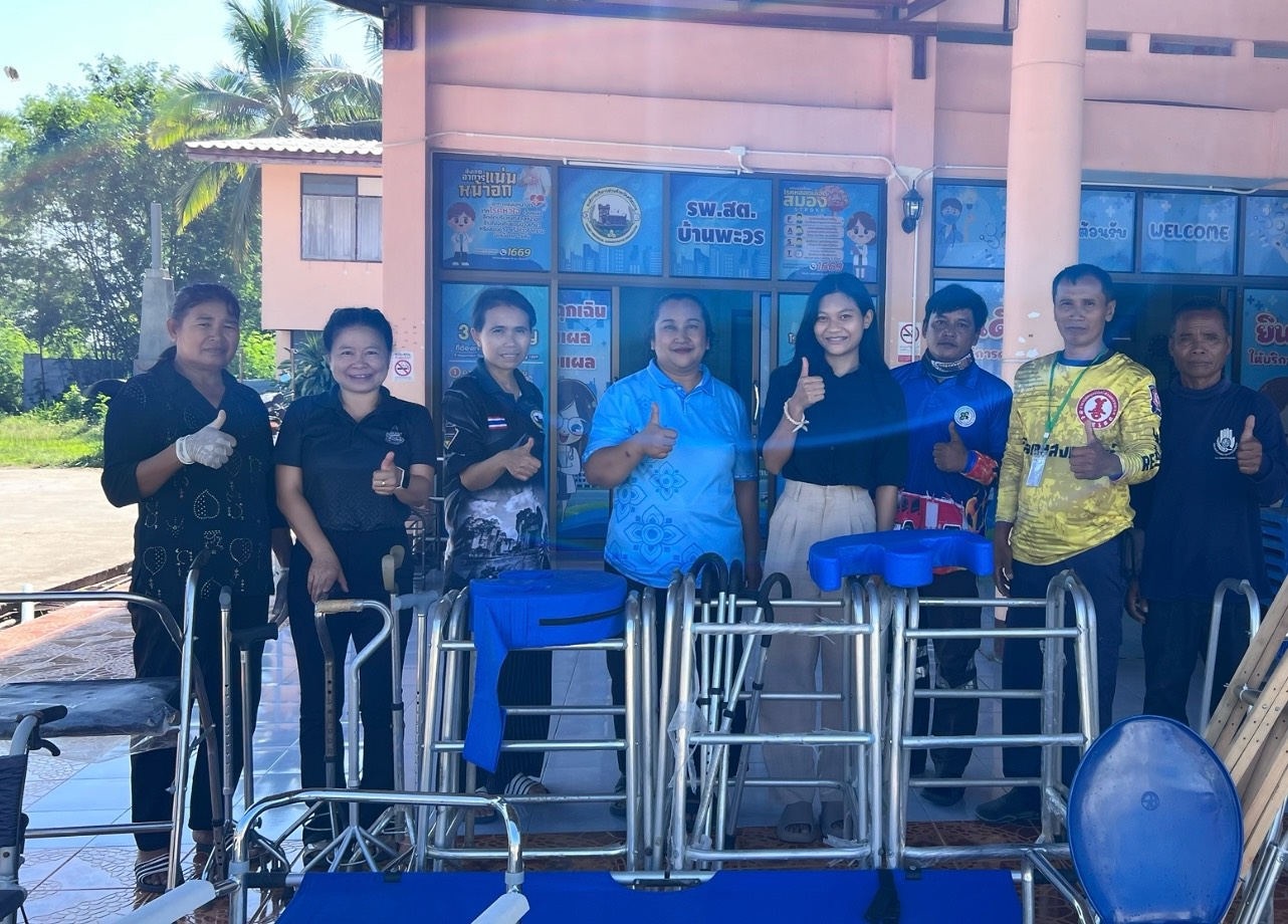 พระอาจารย์สมุห์เทพ อนาวิโล เมตตามอบอุปกรณ์ช่วยเหลือคนไข้ ให้กับ รพ.สต.บ้านพะวร